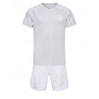 Camisa de Futebol Dinamarca Equipamento Secundário Infantil Mundo 2022 Manga Curta (+ Calças curtas)